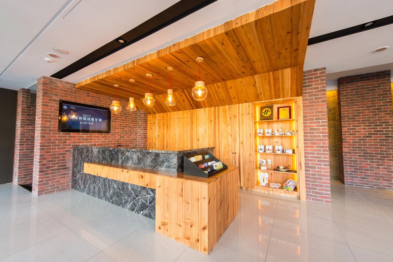 Traveller Inn Tiehua Cultural And Creative Hotel Taitung Bagian luar foto